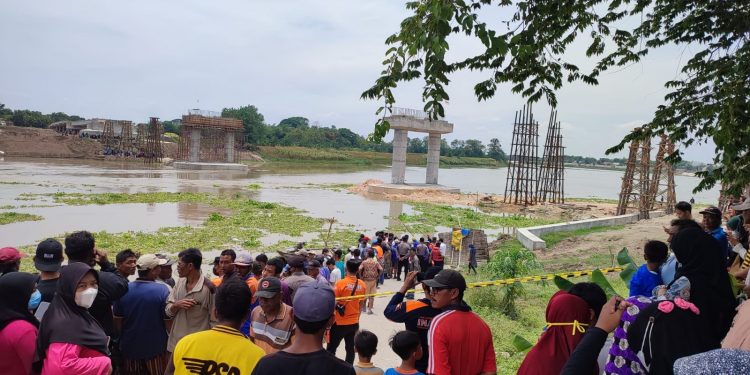 Perahu Penyeberangan Tuban Bojonegoro Tenggelam, Korban Banyak Yang Belum Ditemukan