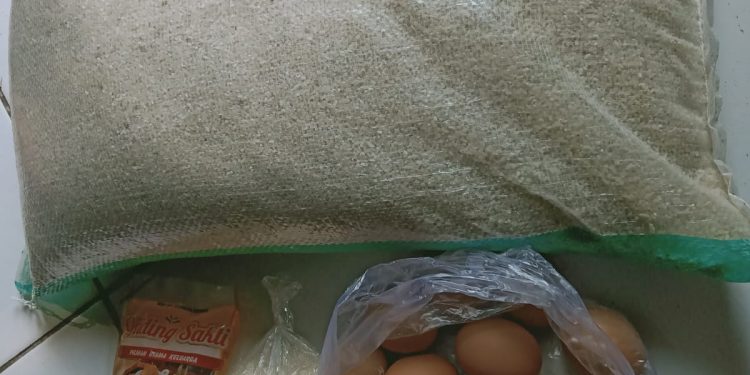 Beras Program Bantuan Non Tunai (BPNT) Tak Layak Konsumsi. KPM Desa Tluwe Soko Protes