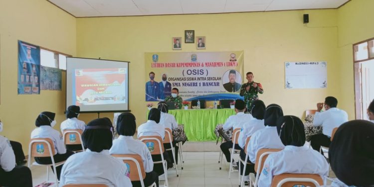 Dukung Giat LDKM OSIS SMA N 1 Bancar, Danramil 12 Bancar Beri Materi Dasar Kepemimpinan
