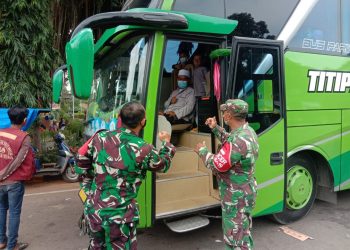 Babinsa Koramil 0811/01 Tuban  Terapkan Prokes Di Wisata Religi Sunan Bonang