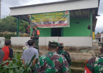 TNI Montong Tuban Bersinergi Dengan Warga Dalam Aksi Sosialnya Percantik Mushola Al Jami
