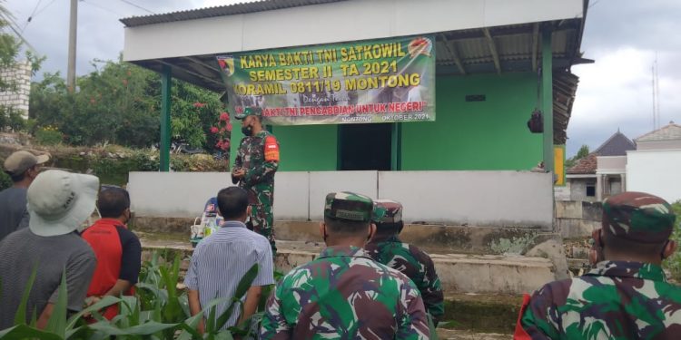 TNI Montong Tuban Bersinergi Dengan Warga Dalam Aksi Sosialnya Percantik Mushola Al Jami