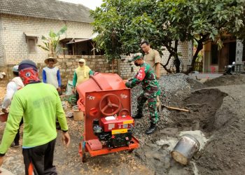 Aksi Solidaritas Babinsa 0811/19 Montong Tuban Bersama Warga Diwujudkan Dalam Pengerjaan Infrastruktur Jalan Desa
