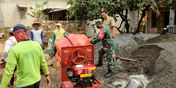 Aksi Solidaritas Babinsa 0811/19 Montong Tuban Bersama Warga Diwujudkan Dalam Pengerjaan Infrastruktur Jalan Desa