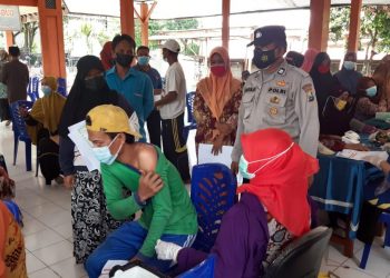 Polisi begitu semangat melayani vaksinasi pada lansia di sumberjo