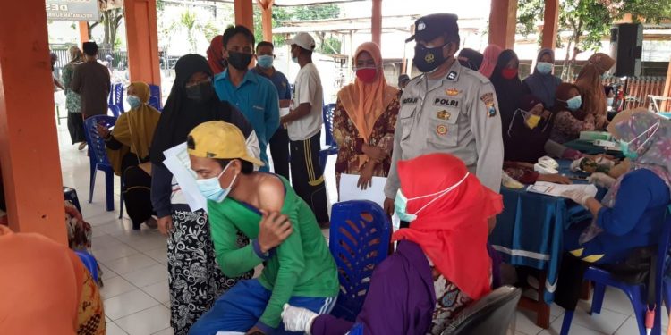 Polisi begitu semangat melayani vaksinasi pada lansia di sumberjo