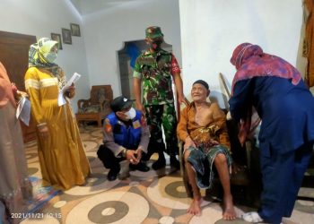 Babinsa Widang Serka Muksin Door To Door Sukseskan Vaksinasi Lansia