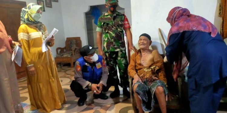 Babinsa Widang Serka Muksin Door To Door Sukseskan Vaksinasi Lansia