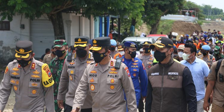 Hari Kedua 4 Korban Belum Ditemukan, Kapolda Jatim Bersama Bupati Tuban Pantau Proses Pencarian