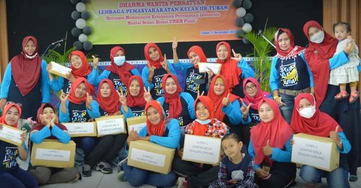 Peringati HUT Ke-22 dan Hari Ibu, DWP Lapas Tuban Adakan Kegiatan Tukar Kado dan Lomba