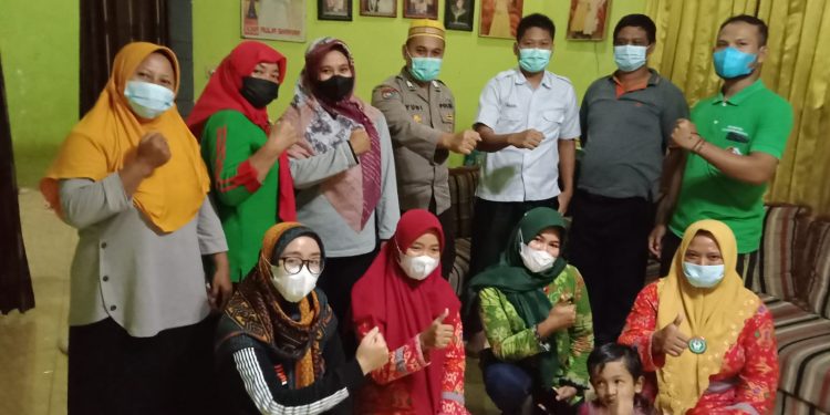 Tim Vaksinasi Desa Karangdinoyo Maksimalkan Pencapaian Berikan Pelayanan Hingga Malam Hari