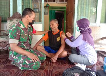 Maksimalkan Target Vaksinasi Lansia Di Tuban, Babinsa 0811/12 Bancar Dan Bidan Desa Rela Vaksinasi Door to Door