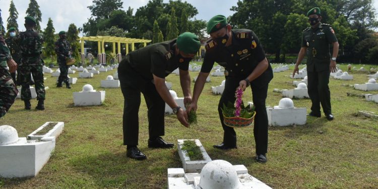 Kodim 0811 Tuban Ziarah ke TMP Ronggolawe Dalam Rangka Peringati HJK TNI AD ke-76