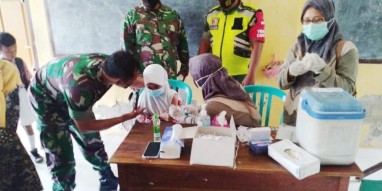 Kejar Capaian Vaksinasi Anak Usia 6-11 Tahun, Babinsa Dan Bidan Desa Di Bancar Tuban Merambah Ke Sekolah Dasar