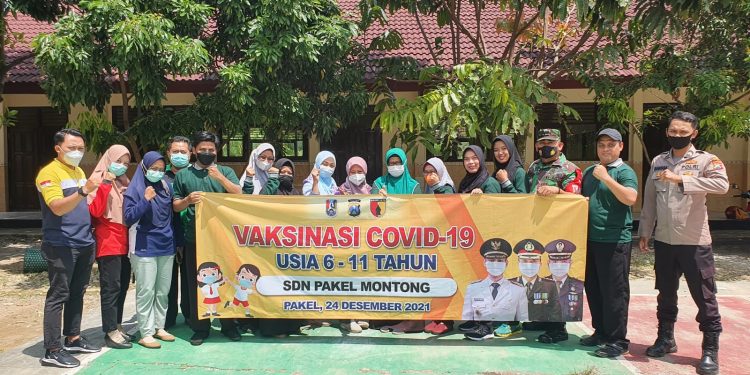 Babinsa Bantu Anak SD di Montong Terima Vaksin