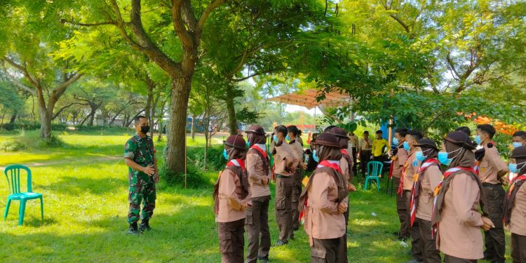 Sajikan Keindahan Wana Wisata Sowan, Babinsa Bekali Pramuka SWK Bancar Tuban Tentang Wawasan Kebangsaan Dan Bela Negara