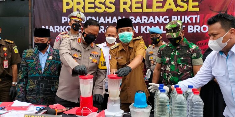 Musnahkan BB, Ribuan Liter Miras dan Sabu 12,5 gram Dimusnahkan
