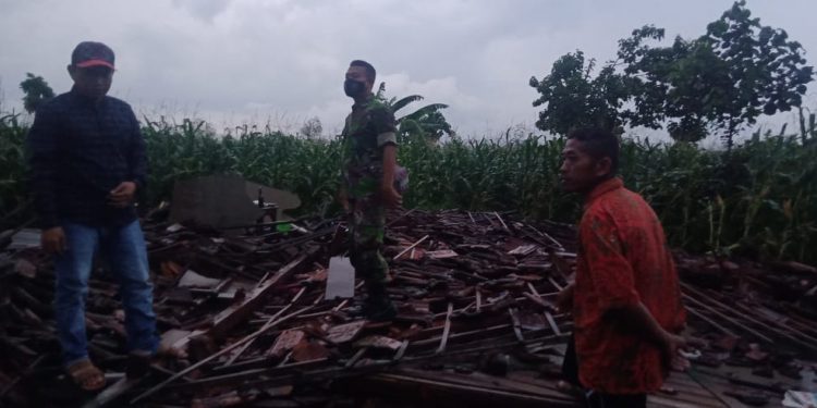 Desa Gemulung Di Terjang Angin Puting Beliung Puluhan Rumah Rusak