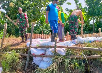 Kesigapan Danramil 06 Plumpang Bersama Masyarakat Atasi Tanggul Jebol