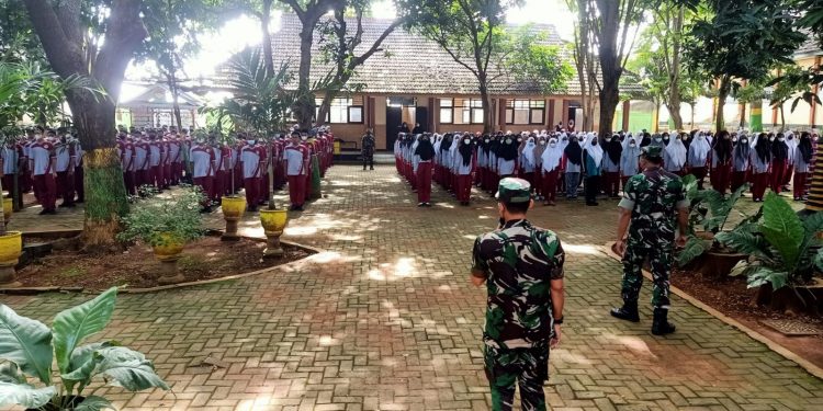 Babinsa Koramil 04 Merakurak Gembleng Pelajar Sebagai Bekal Kemampuan Bela Negara
