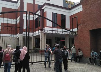 Waooow..Insiden Perebutan Mik Warnai Unras Tuntut Bupati Ikfina Mundur Dari Jabatan