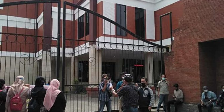 Waooow..Insiden Perebutan Mik Warnai Unras Tuntut Bupati Ikfina Mundur Dari Jabatan