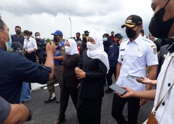 Gubernur jawa timur meresmikan jembatan Kare yang melintasi bengawan solo
