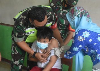 Babinsa Koramil 03 Semanding Kawal Vaksinasi di Madrasah Ibtidaiyah Sunan Bejagung