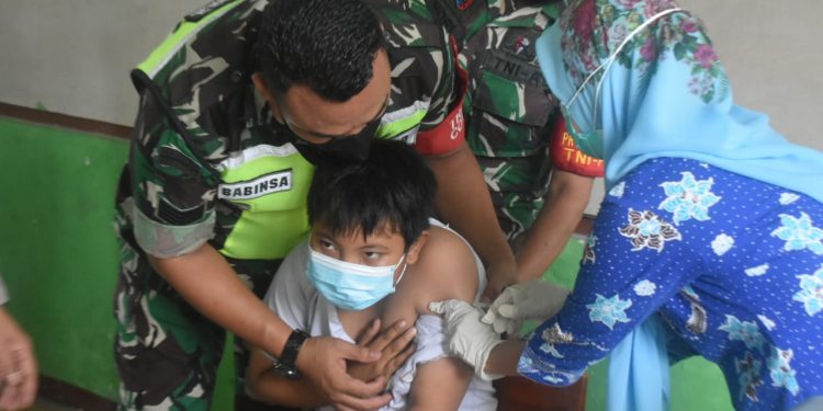 Babinsa Koramil 03 Semanding Kawal Vaksinasi di Madrasah Ibtidaiyah Sunan Bejagung