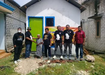 Serah Terima Bedah Rumah dari AWDI Korwil Pantura Kepada Mbah Taspikngah