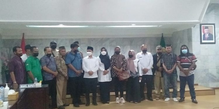 Bupati Ikfina dan Wabup Gus Barra Audiensi Dengan Aliansi LSM Bersatu Mojokerto