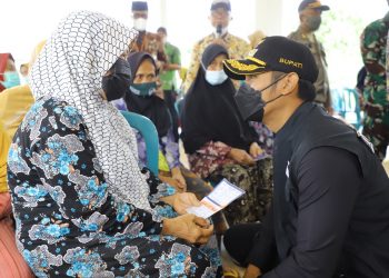 Tinjau Pelaksanaan Vaksinasi dan Tanam Pohon, Bupati Tuban di Dampingi Dandim dan Kapolres