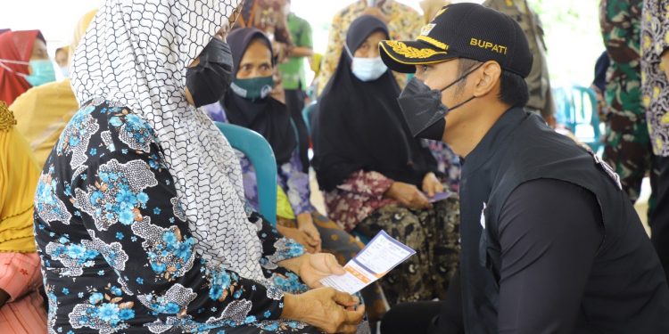 Tinjau Pelaksanaan Vaksinasi dan Tanam Pohon, Bupati Tuban di Dampingi Dandim dan Kapolres