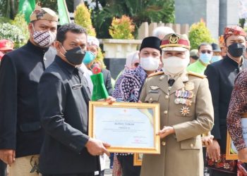 Penghargaan Pembina Terbaik di Terima Bupati Tuban, Ini Pesan Gubernur Jatim di Peringatan Bulan K3 Nasional