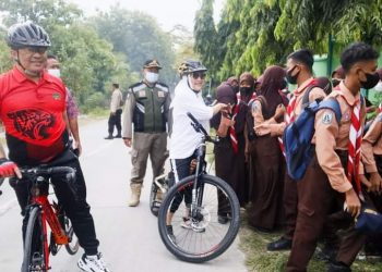 Gowes Ceria Bersama Dandim 0813 Bojonegoro, Bupati Anna Menyusuri Jalan Cor