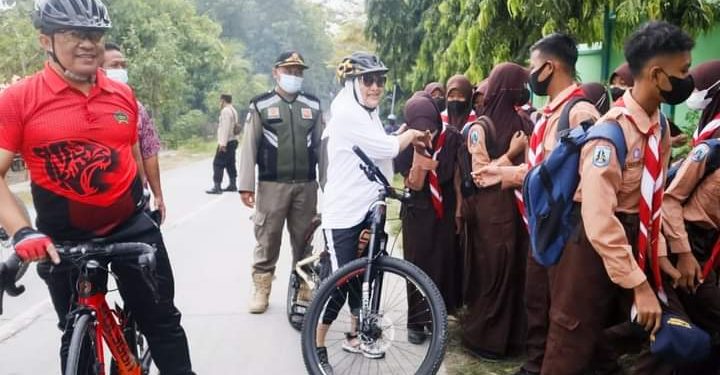 Gowes Ceria Bersama Dandim 0813 Bojonegoro, Bupati Anna Menyusuri Jalan Cor