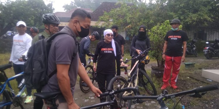 Nikmati Jalan Nglenyer, Bupati Anna Gowes Ceria Bareng Forkopimda