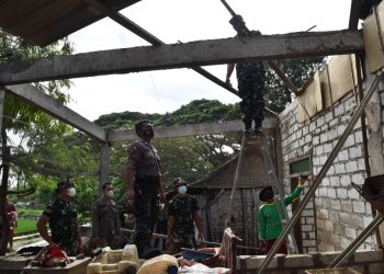 Kodim 0811 Tuban Berikan Bantuan Sembako Kepada korban Angin Puting Beliung