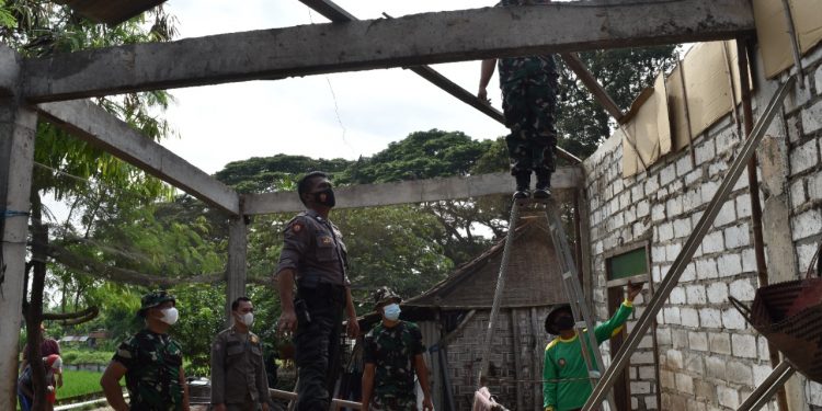 Kodim 0811 Tuban Berikan Bantuan Sembako Kepada korban Angin Puting Beliung