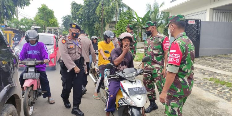 Babinsa Koramil 0811/03 Semanding Bersama Tiga Pilar Gelar Operasi Yustisi