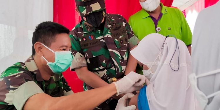 Dandim Bojonegoro Tinjau Kegiatan Vaksinasi Booster untuk Naker MPS