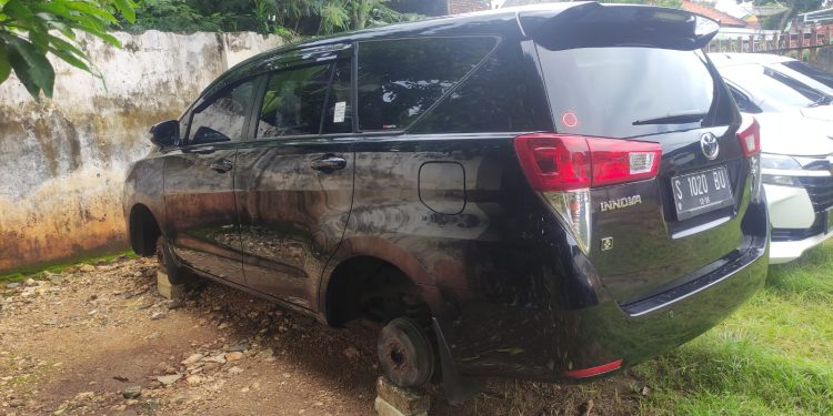 Warga makin resah, kali ini pencuri ban mobil sasar mobil rental