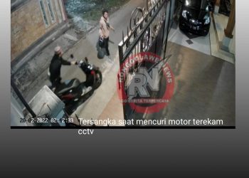 Inilah detik-detik pencurian sepeda motor yang terekam camera Cctv salah satu rumah anggota kepolisian kabupaten tuban