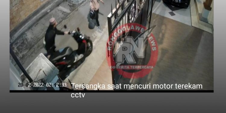 Inilah detik-detik pencurian sepeda motor yang terekam camera Cctv salah satu rumah anggota kepolisian kabupaten tuban