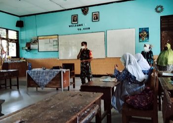 Babinsa Sekardadi Koramil 15 jENU Berikan Materi Wasbang dan Salam Pancasila ke Siswa SMP