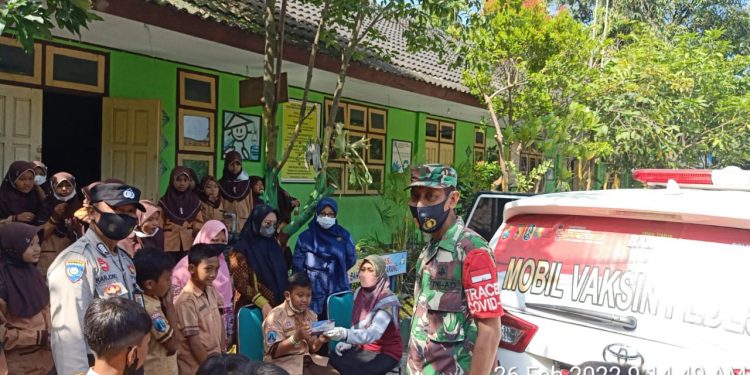 Layanan Mobil Vaksin Pedesaan “Grebeg” Siswa di SDN 01 Widang Layani Vaksin Umur 6-11 Tahun