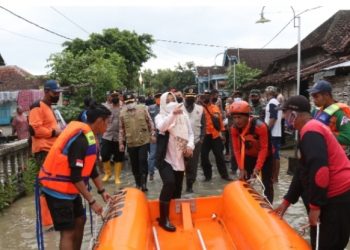 Tinjau Banjir, Bupati dan Sekda Mojokerto Turun Lapangan