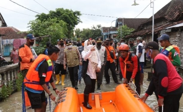 Tinjau Banjir, Bupati dan Sekda Mojokerto Turun Lapangan
