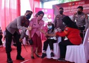 Bersama Ketua YKB, Kapolres Bojonegoro Tinjau Vaksinasi Anak Usia 6-11 Tahun