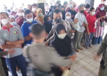 Dinas KUKM dan Perdagangan Tuban Gelontorkan 6000 Liter Minyak Goreng Dalam Operasi Pasar